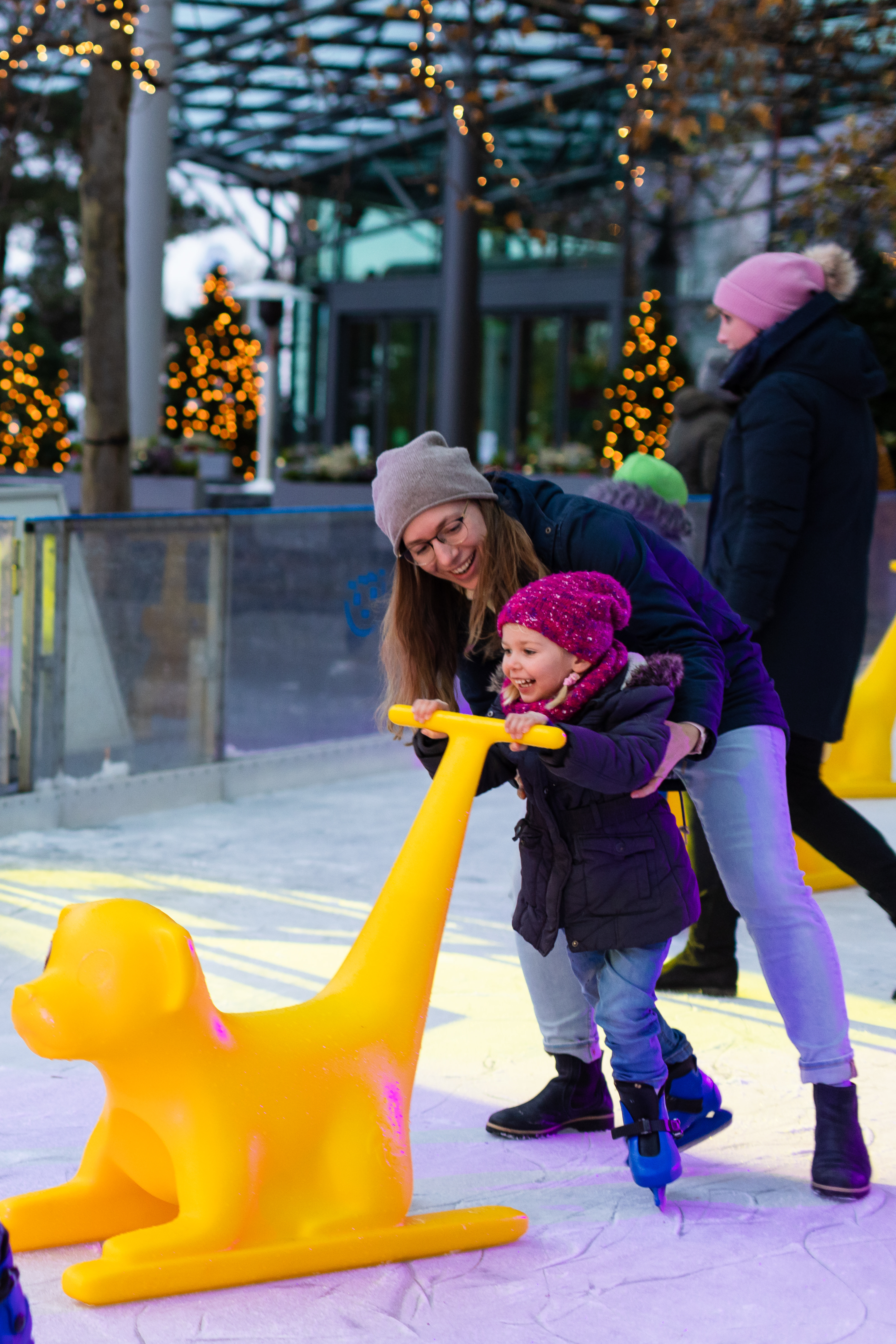 Eislaufen mit Tierfigur